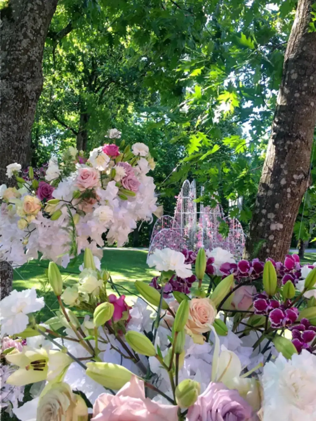 Scénographie florale monumentale dans le parc du château de Kaunas en Lituanie, fontaine lumineuse fleurie dans les tons poudrés, Cindy Gunther