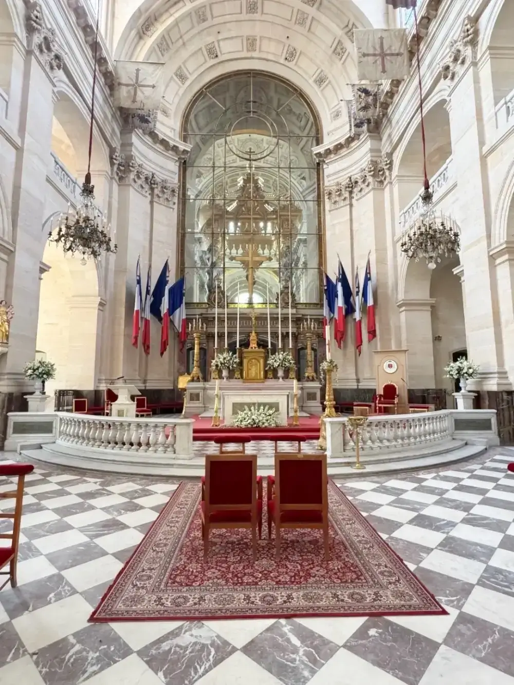 Décoration florale de mariage tout en blanc avec fleurs odorantes sous la nef de la Cathédrale Saint-Louis des Invalides par Cindy Gunther