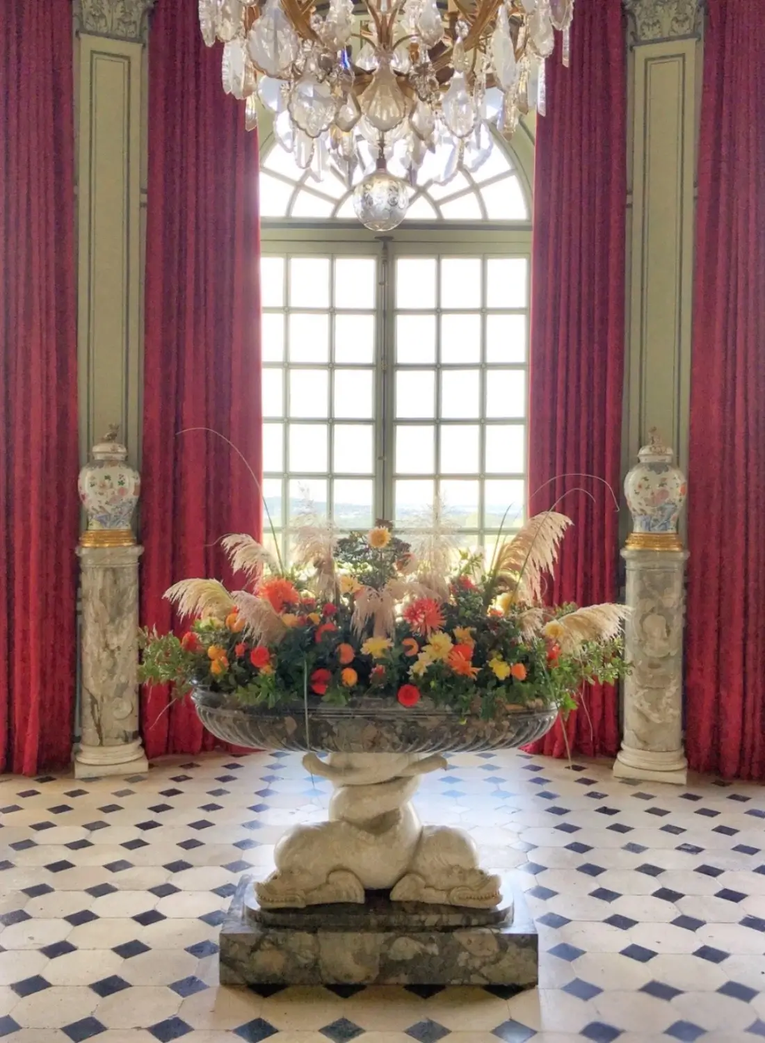 Scénographie florale sur-mesure au château de Champs-sur-Marne par Cindy Gunther, Maître artisan fleuriste et artisan d'art