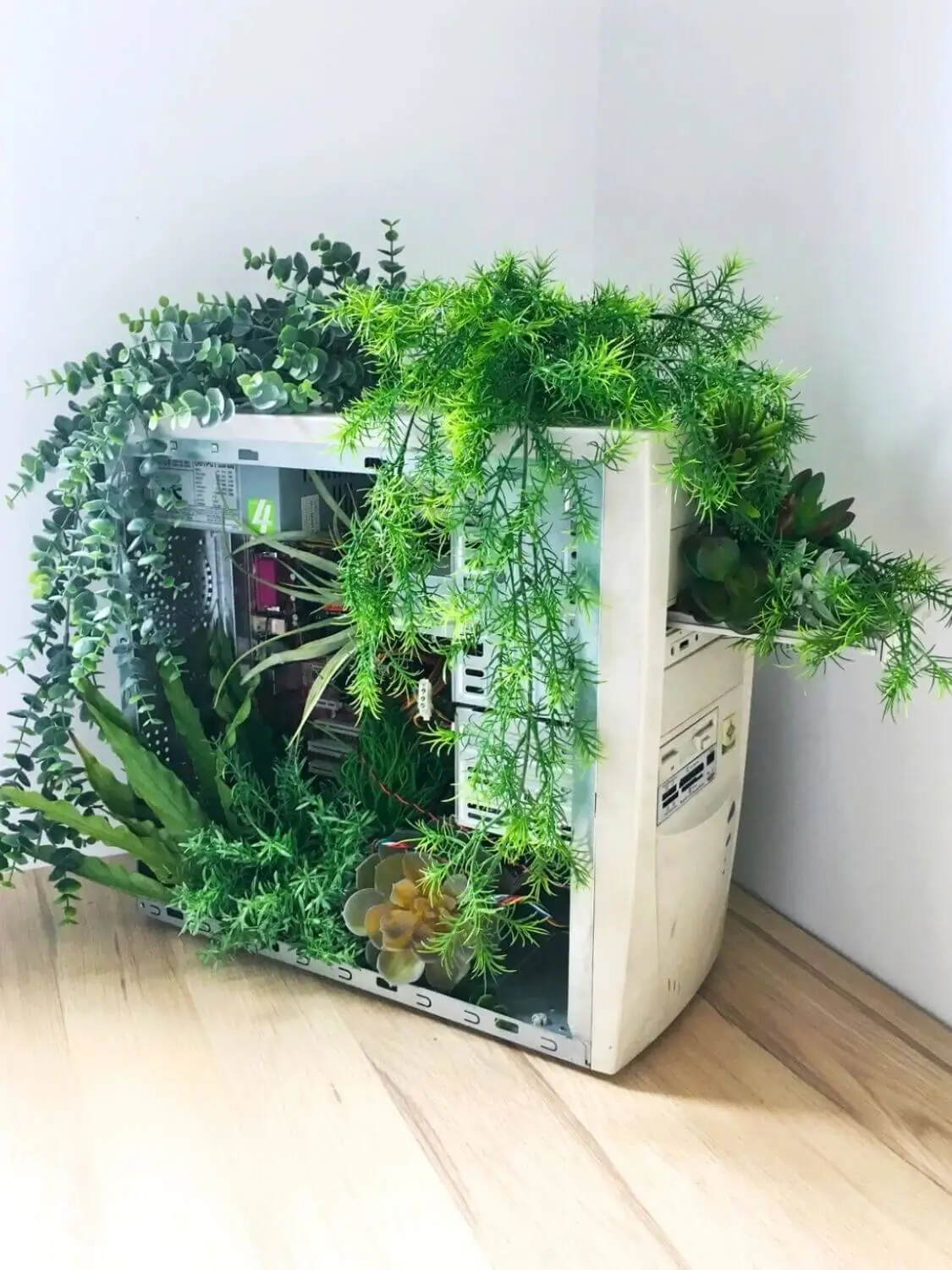 Sculpture végétale sur carcasse d'ordinateur, création réalisée pour un abonnement floral d'entreprise par Cindy Gunther