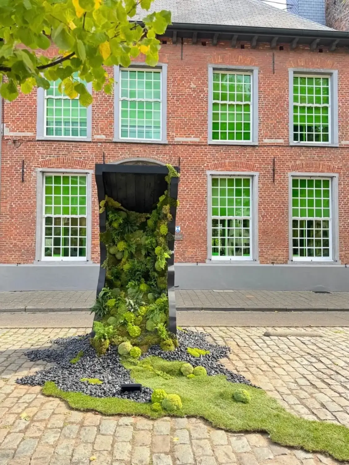 Installation monumentale en bois brûlé et compositions végétales pour la communication végétale et artistique à Hoogstraten (Belgique) par Cindy Gunther