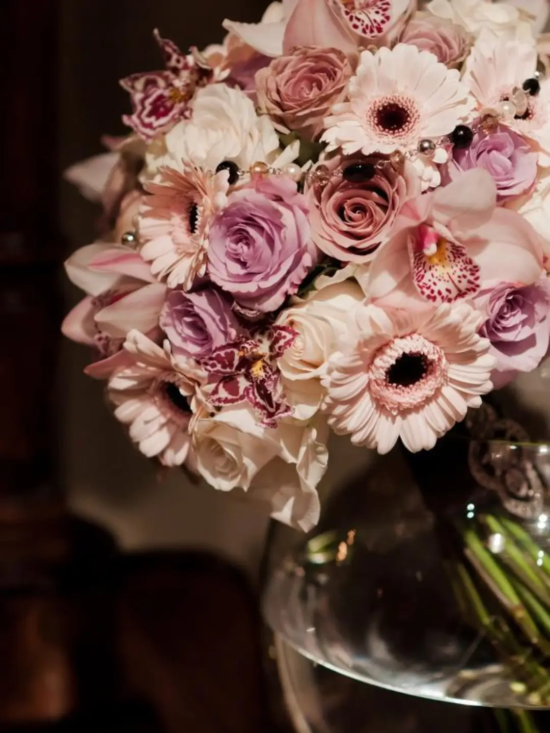 Bouquet rond aux tons poudrés orné de perles avec poignée en satin et broche d'attache, création Cindy Gunther