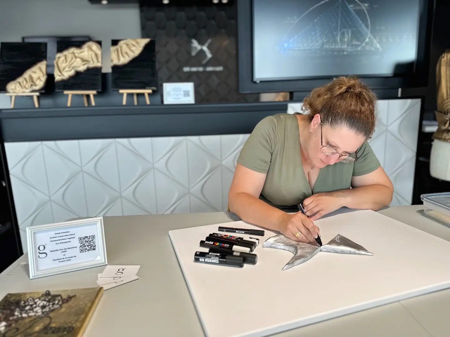 L'artiste Cindy Gunther en train de réaliser une performance de peinture et de seed art en direct dans le showroom DS Store de Chelles (77)