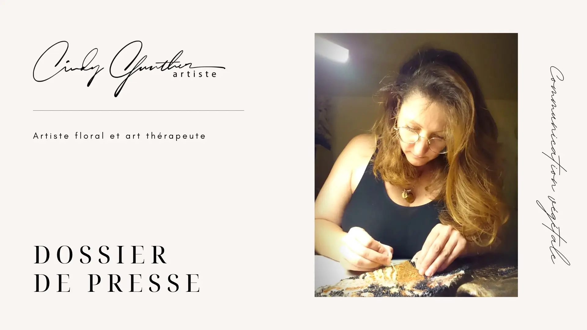 Couverture du dossier de presse de l'artiste Cindy Gunther travaillant sur une création végétale et textile.