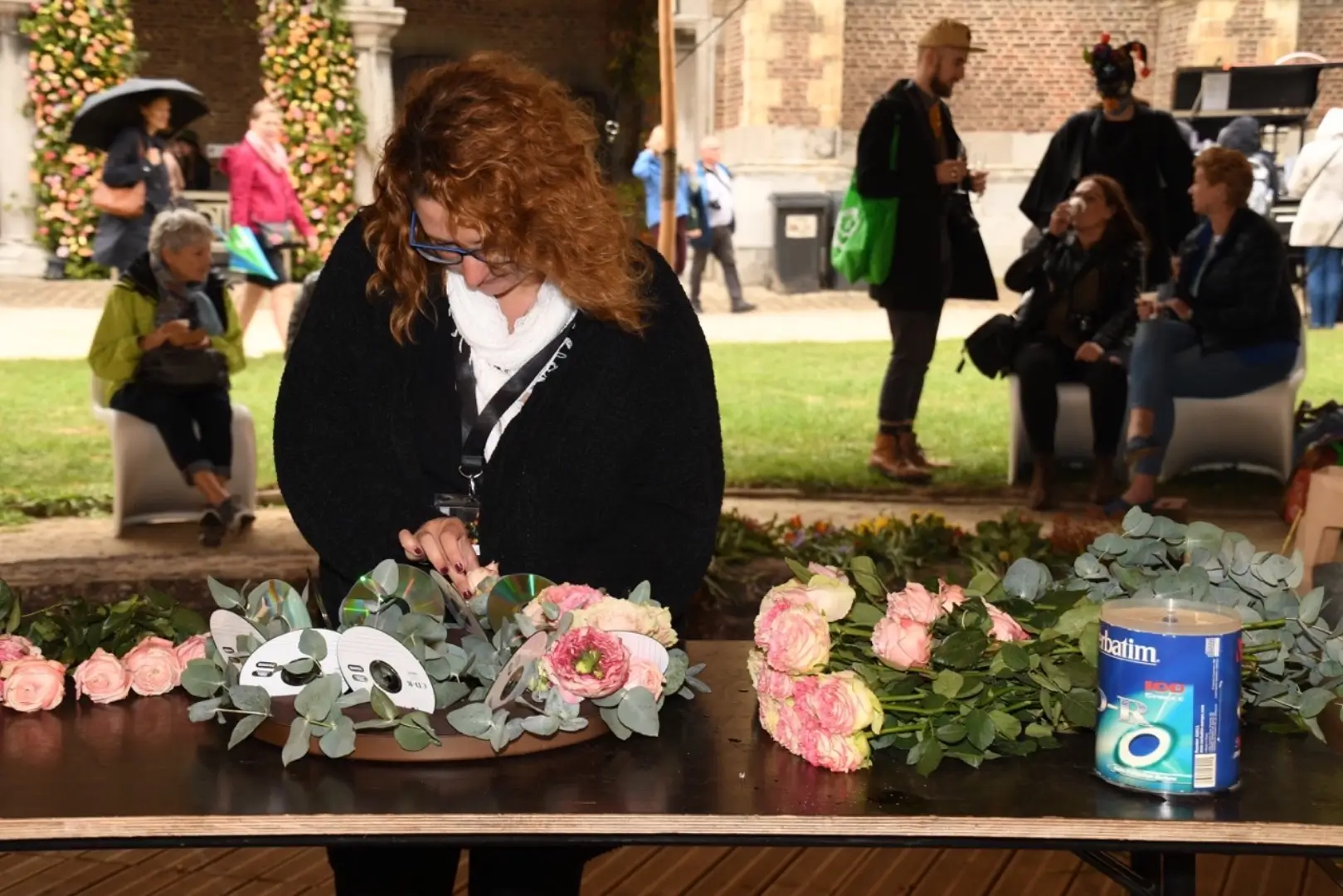 Cindy Gunther réalisant une démonstration artistique d'art floral en direct en Belgique pour Fleuramour