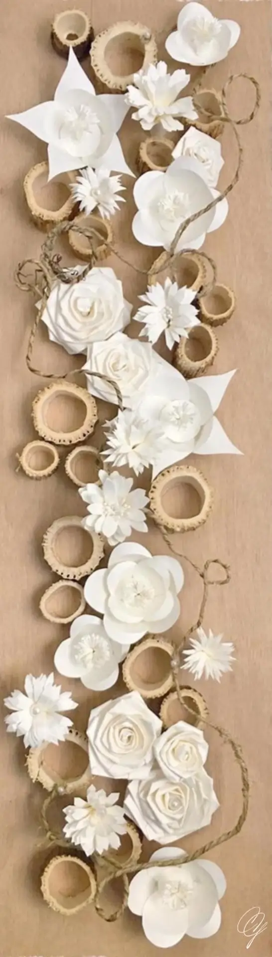 Tableau artistique sur fond bois composé de fleurs en papier, de végétaux secs et de cordelette armée. - Cindy Gunther