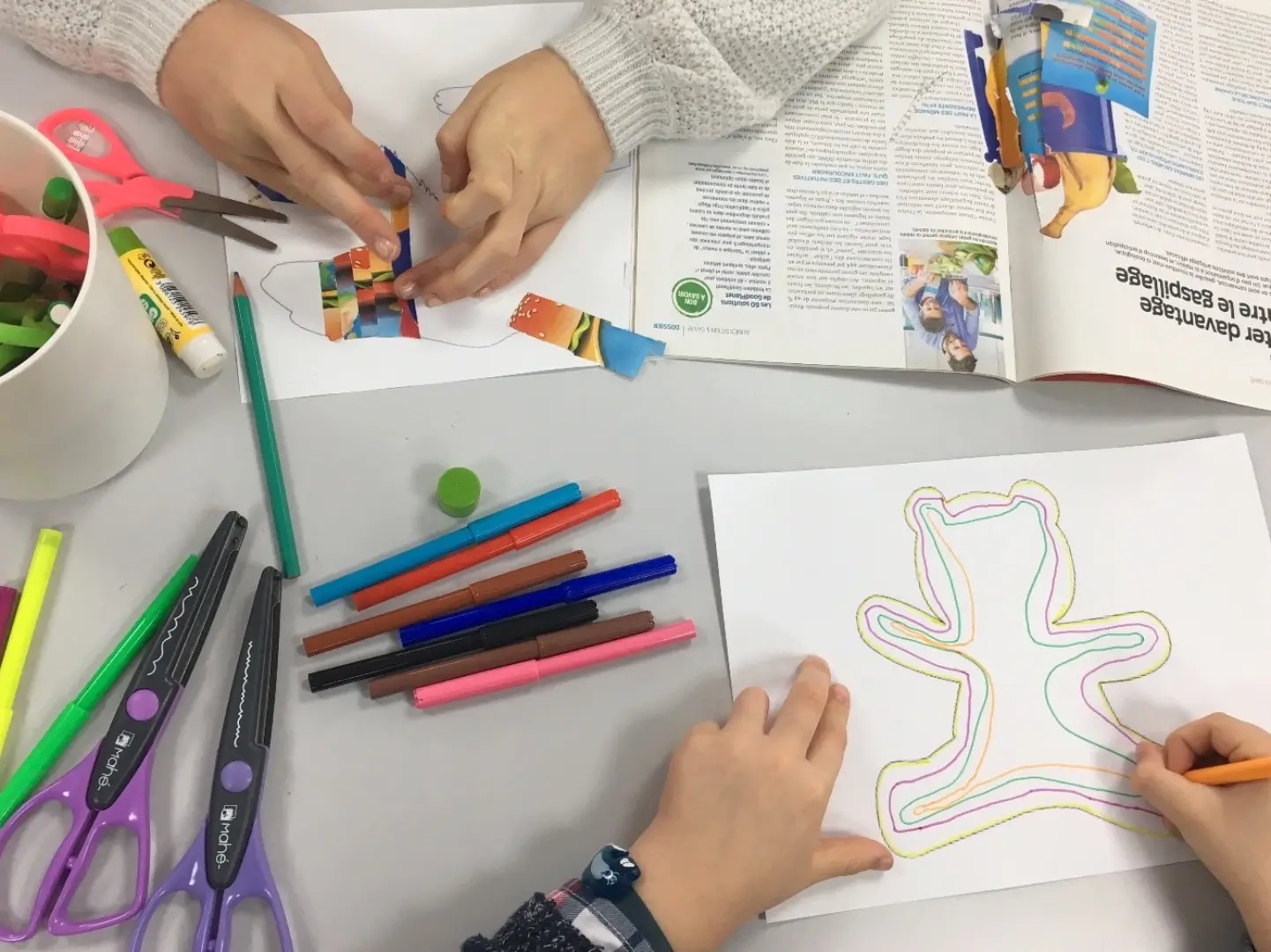 Enfants réalisant des collages et coloriages d'oursons en papier lors d'un atelier artistique de Noël. - Cindy Gunther