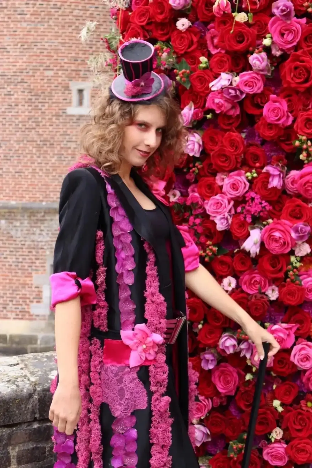Mannequin portant la tenue Mad Hatter créée à partir de textiles recyclés de la Fashion Week par Cindy Gunther