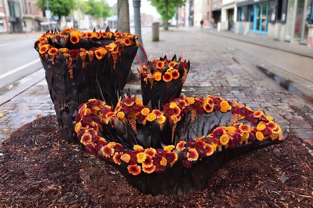 Œuvre sculpturale 'Phoenix' de Cindy Gunther évoquant le feu régénérateur et la renaissance de la matière.