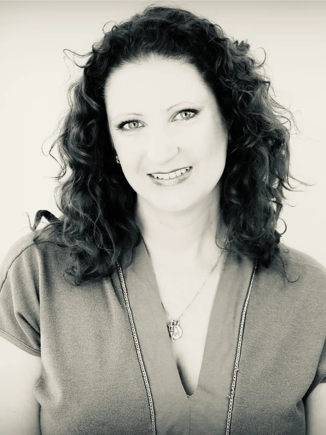 Portrait artistique en noir et argent de Cindy Gunther, artisan d'art