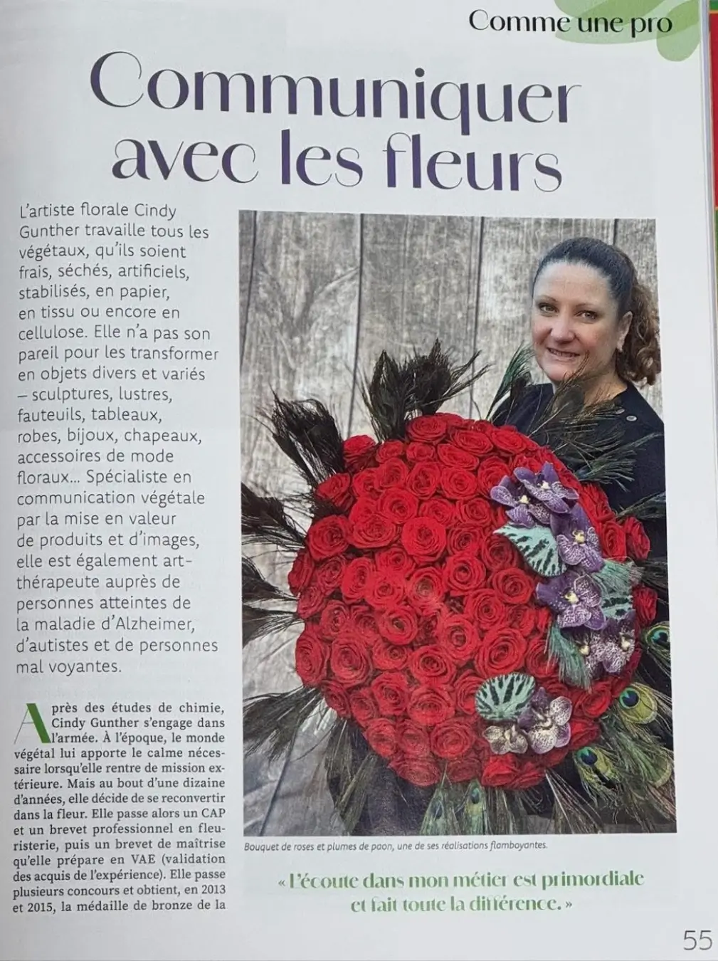 Extrait de l'article du magazine Atelier Floral présentant le portrait de Cindy Gunther et son bouquet de roses et plumes de paon.