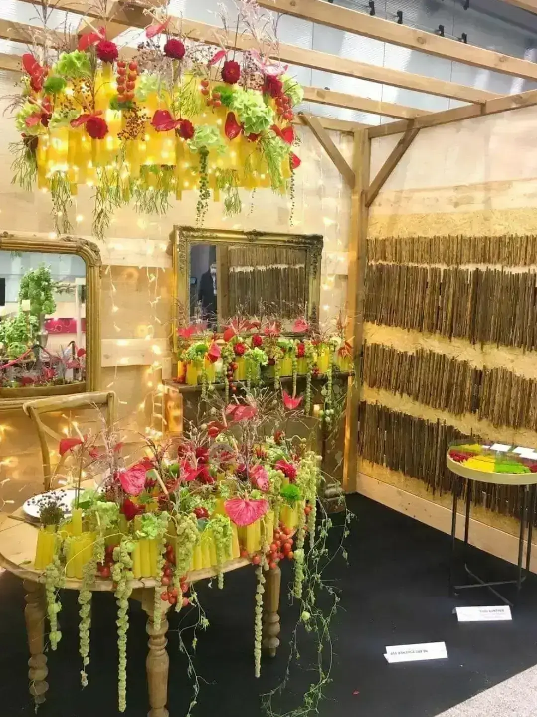 Décor de mariage original en cannelloni et fleurs rouges et vertes pour la pièce libre de la Coupe de France des Fleuristes 2020 de Cindy Gunther
