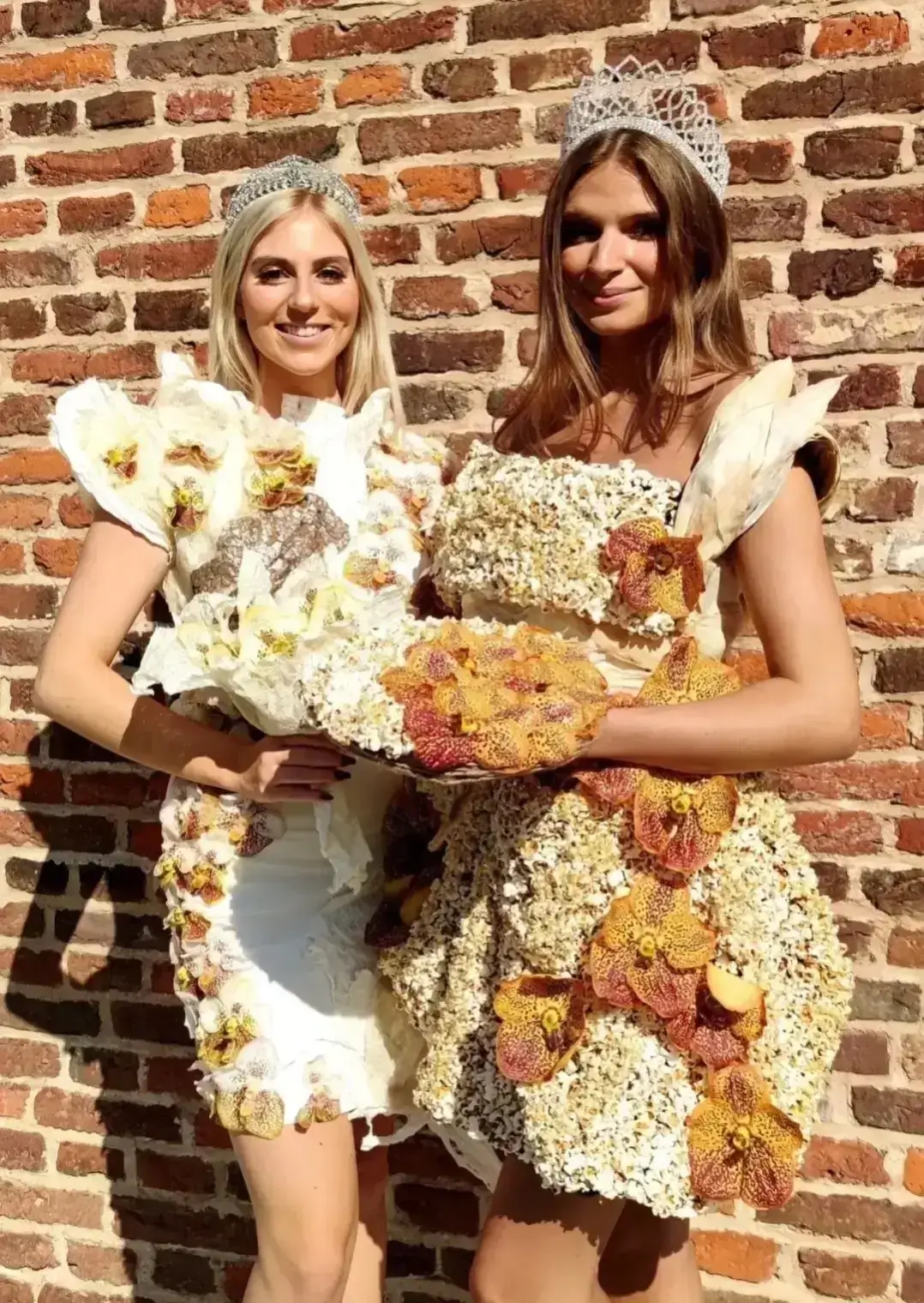 Miss Fashion Belgique et sa dauphine portant des robes de haute couture végétale ornées d'orchidées vanda jaunes et de feuilles de mûrier ou de popcorn, réalisées par Cindy Gunther